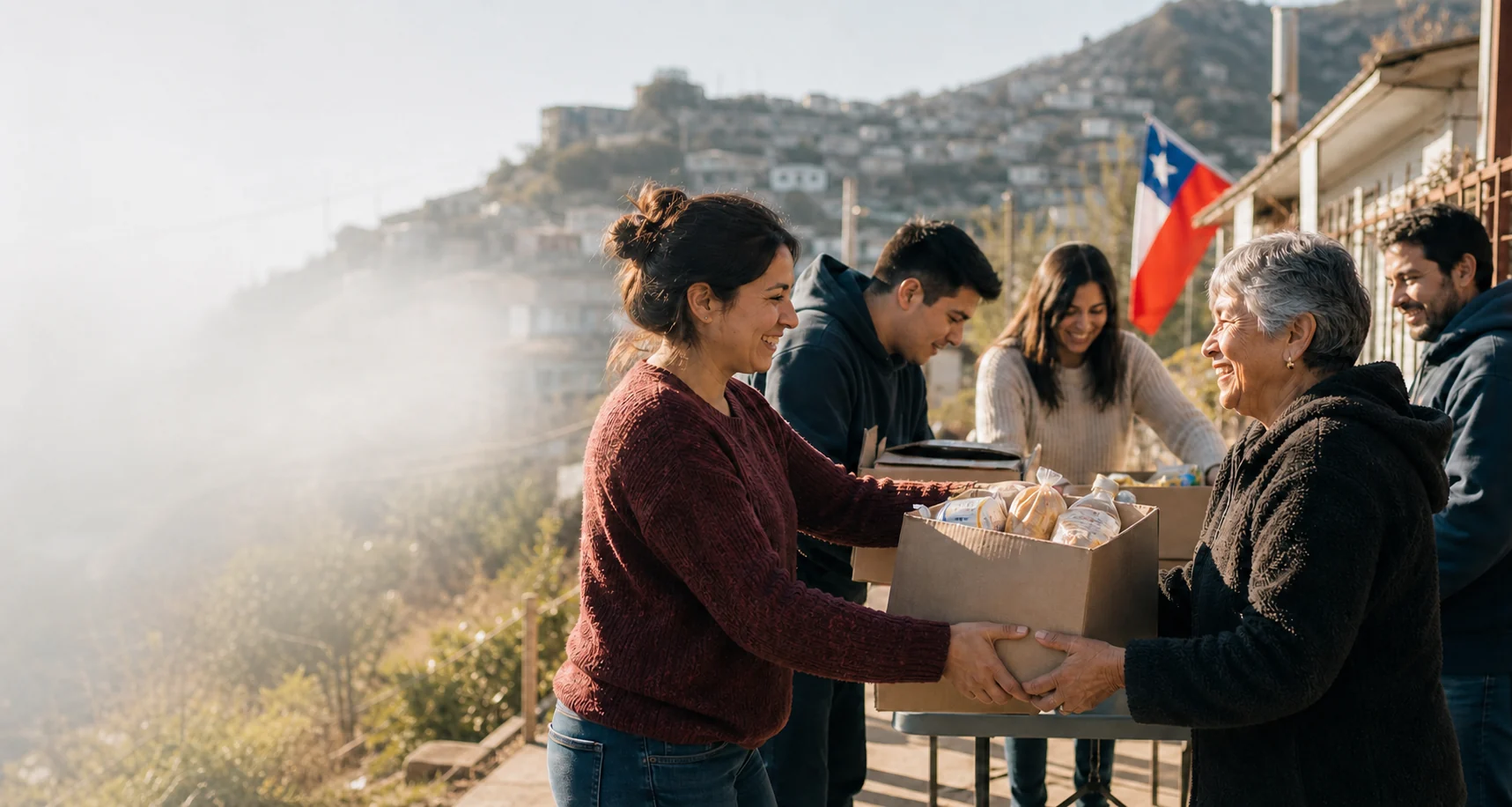 Voluntariado entregando apoyo a una persona mayor